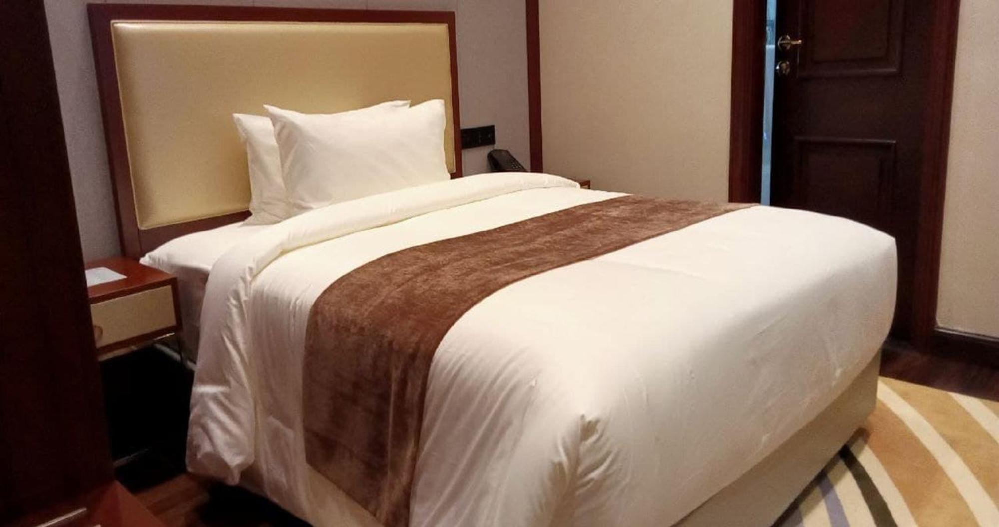 V V Hotel Battambang Værelse billede